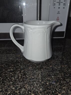 Tuxton China White Gravy Boat/ Pitcher